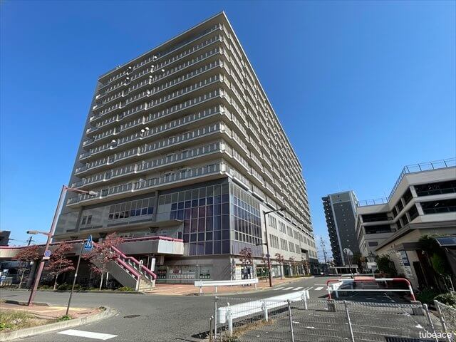 堂々としたフォルムのマンション。開放感ある西南側からの外観です。