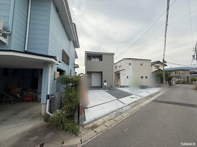 前面道路は4mございます。