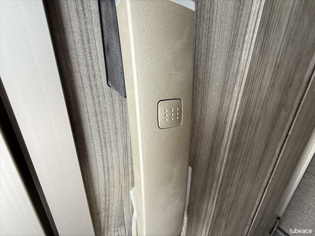 玄関はカードキーで解錠が出来ます。