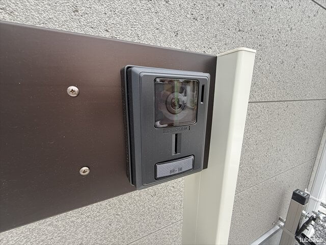 モニター付きインターホンは必需品ですね。