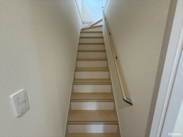 階段部分には手すりがついていますので、どの年代の方も利用しやすいですね。