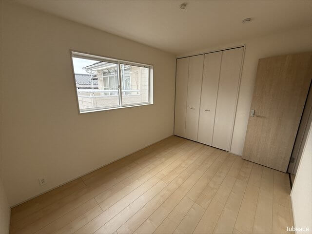 窓が大きく明るいお部屋です。