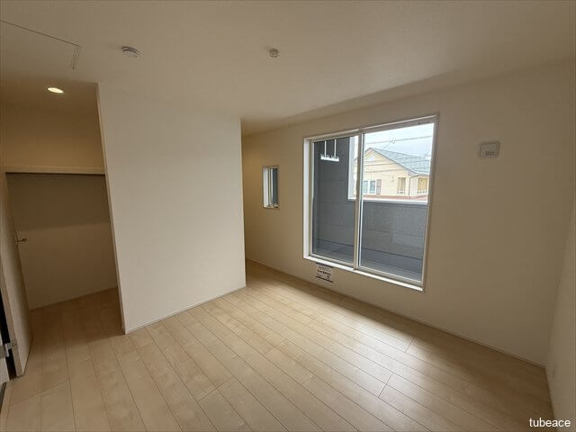 一番東側のお部屋が6.13帖です。