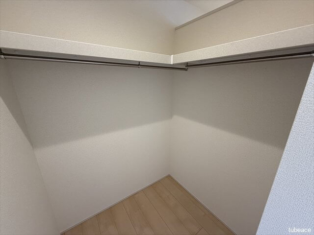 洋服をかけて保管できるウォークインクローゼットがございます。