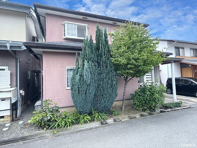 屋根と外壁のバランスが美しい、しっかりとした印象の外観です。