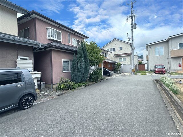 幅約5.8mのゆったりとした公道に面し、駐車や車の出入りもスムーズ。