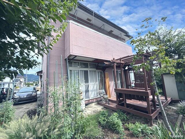 南向きで陽当たり良好。家庭菜園やガーデニングにも適した庭付きです。