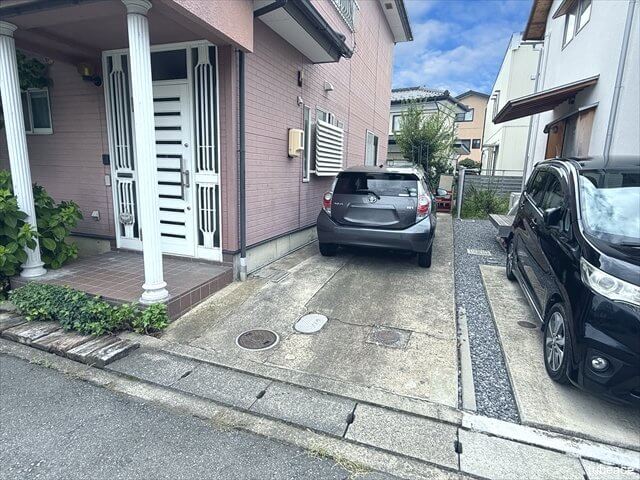 縦列で2台駐車可能。来客時にも安心のスペースを確保しています。