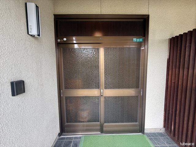 重厚感のある玄関まわり。お客様をあたたかく迎え入れてくれます。
