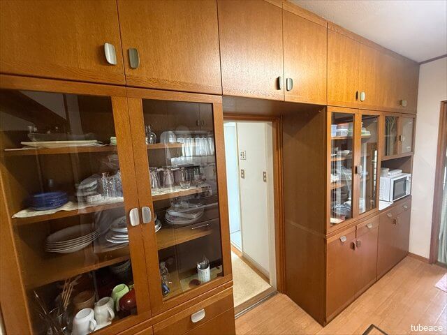 収納力たっぷりの造作棚。食品や調理道具の整理にも便利です。