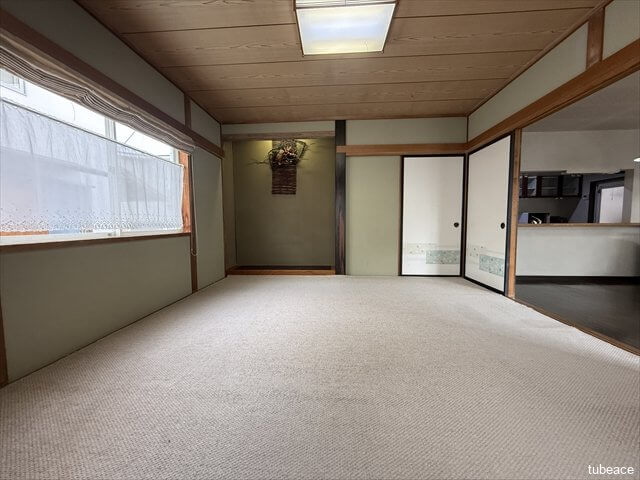 床の間や障子が美しい、落ち着いた雰囲気の和室です。