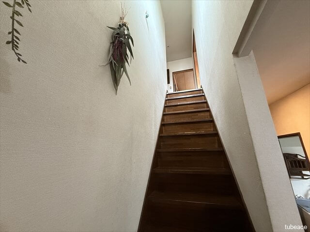 ストレートタイプの階段で、昇降しやすい構造です。現状は手すりが未設置のため、ご高齢の方やお子さまがいらっしゃる場合には、後付けの手すり設置もご検討いただけます。