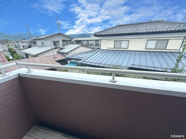 周囲に高い建物がなく、広い空と緑の景色が広がります。