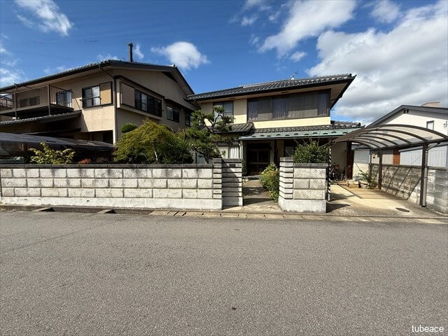 落ち着きのある佇まいが印象的な本格木造住宅。大切に住まわれてきた丁寧さが感じられます。