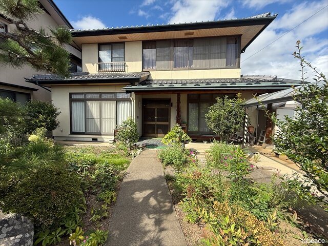 木造ならではの風合いと安心感。屋根・外壁ともに良好な状態を保っています。