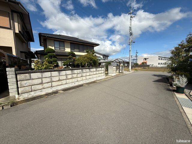前面道路は南向きで幅員約5.6m。陽当たり・開放感ともに良好な立地です。