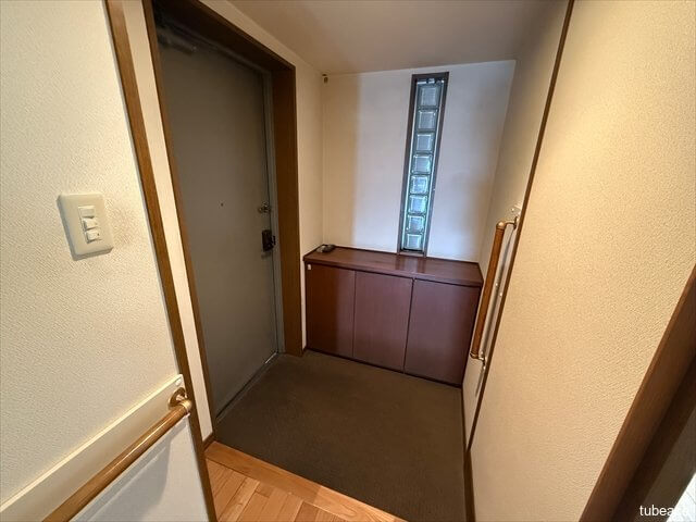 明るくゆとりある玄関スペース。収納も充実しています。