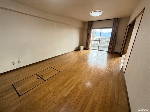 南向きで明るいリビング。約15帖の広さがあり、開放感があります。