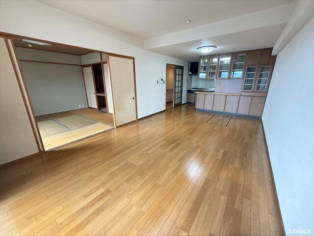 大きな窓からたっぷり光が入る、家族の憩いの空間です。