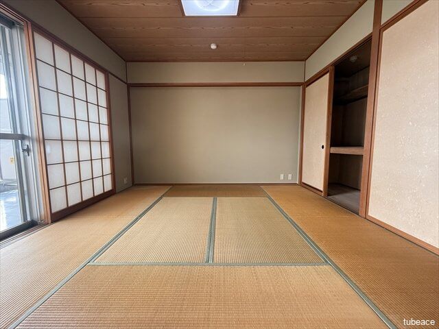 落ち着いた雰囲気の和室。客間やくつろぎの場として活用できます。