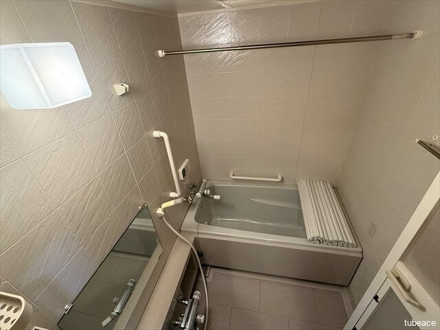 ゆったり入れるバスルーム。快適にご利用いただけます。