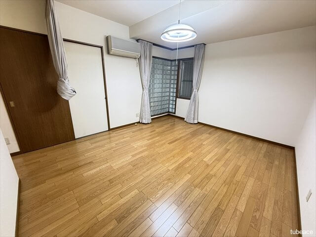 広々9.5帖の洋室。寝室やご夫婦の部屋としてゆったり使えます。