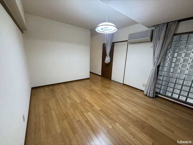 2面採光で明るいお部屋。収納スペースも充実しています。