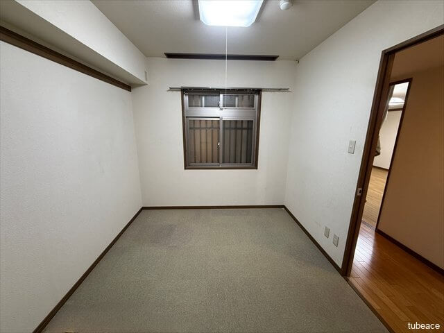 5帖のサービスルーム。書斎やリモートワーク用のお部屋にも最適です。