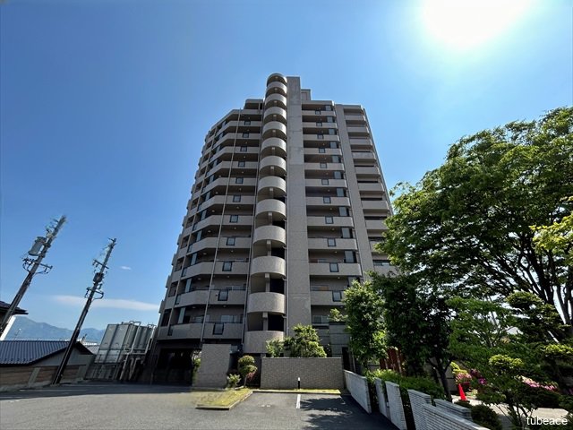 存在感のある13階建のマンション。しっかりとした造りで管理状態も良く、長く安心してお住まいいただけます。