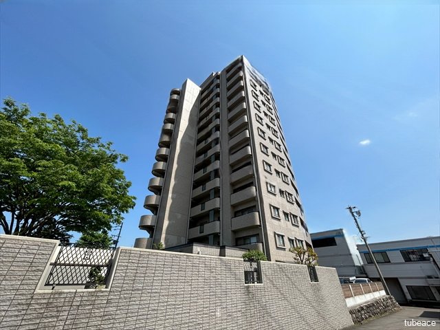 周囲には適度なゆとりがあり、日照・風通しともに良好。建物と街並みが調和した明るい環境です。