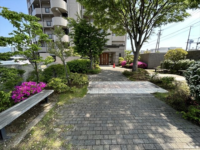 奥行きある歩道とベンチが設置された憩いのスペース。帰宅時も気持ちよく、住む方が大切にされている印象を受けます。