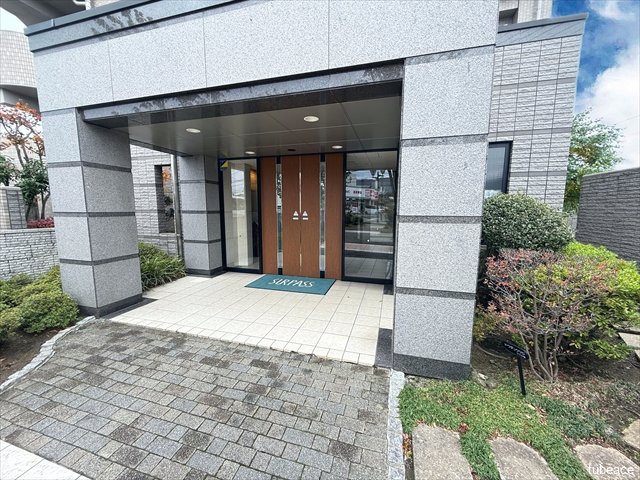 重厚感のあるエントランス。オートロック・防犯対策もしっかりとしており、安心してお住まいいただけます。