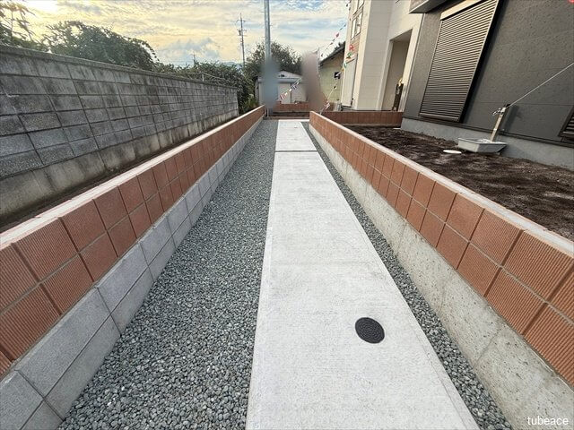 通路はこんな感じですが、ここに車は停めません。