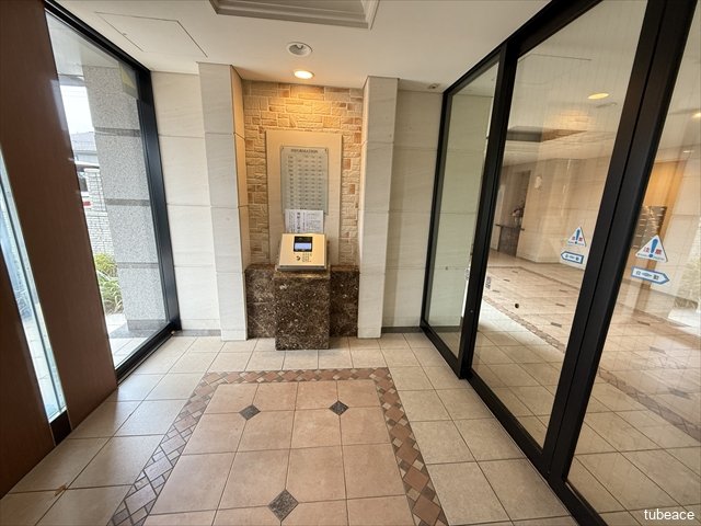 明るく清潔感のあるエントランスホール。来訪者を安心してお迎えできる仕様になっています。