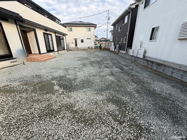 駐車スペースもこの広さ！トラックとかも購入できますね。必要かどうかは別として。