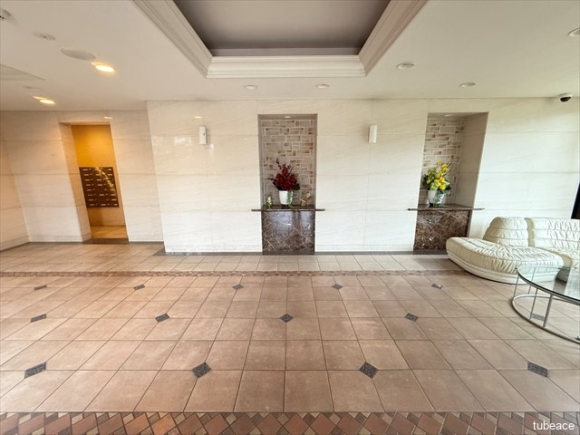 大きな窓から自然光が入り、広々としたロビーは住まう方の憩いの空間に。管理の良さが感じられる共用スペースです。