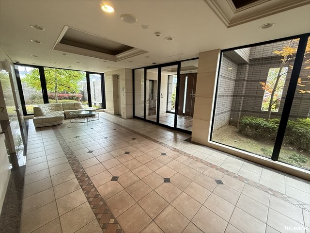 落ち着いた色合いで仕上げられたロビー。天井も高く、ゆとりを感じられる快適な共用空間です。