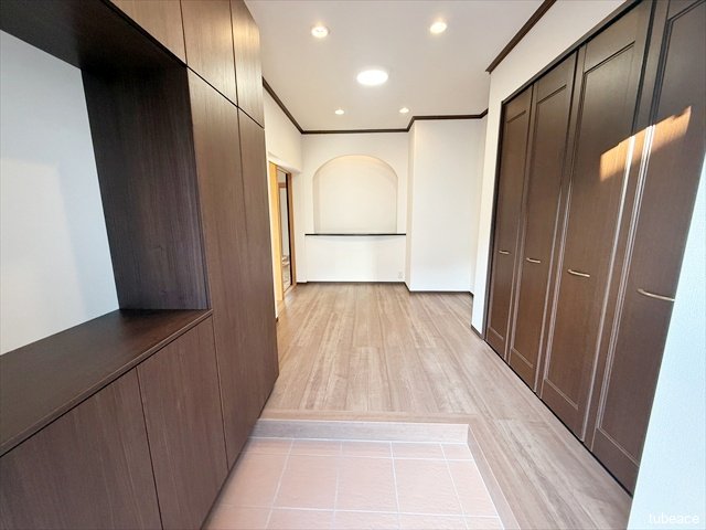 旅館の女将が出迎えてくれそうなくらい広い玄関です。「遠路はるばるよくお越しくださいました」「あぁ、ありがとう」みたいな？・・・どういうこと（？）