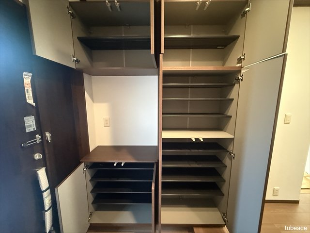 スニーカー集めが趣味の友人がおりますが、このサイズのシューズボックスでも入りきらないそうです。ただ、ご安心ください。この掲載枚数の都合で載せられてませんが、この背面にもシューズボックスあります！