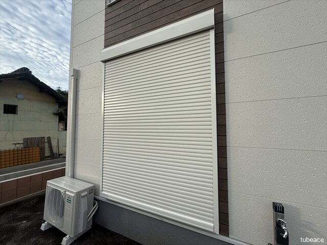 居留守を使いたい時に役立つシャッター雨戸がございます。その人が来てから閉めたんじゃ遅いですよ。