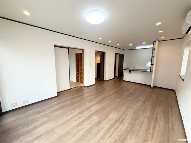 ＬＤＫは１４帖の広さがございます。リフォームによって綺麗になっていますので安心してお使い頂けます。