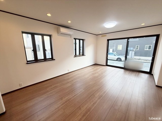 南側が駐車場になっている関係で、１階のリビングまで陽射しが射し込みます。やっぱり住むなら明るいお家がいいですよね。