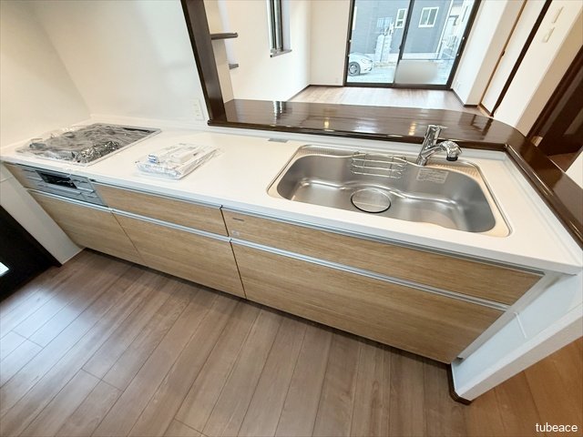 リビングを見渡すことが出来る対面キッチンです。「人が料理作ってるのに知らん顔してごろごろしてる」と思った時はここから思いっきり不機嫌オーラを見せつけてやりましょう。