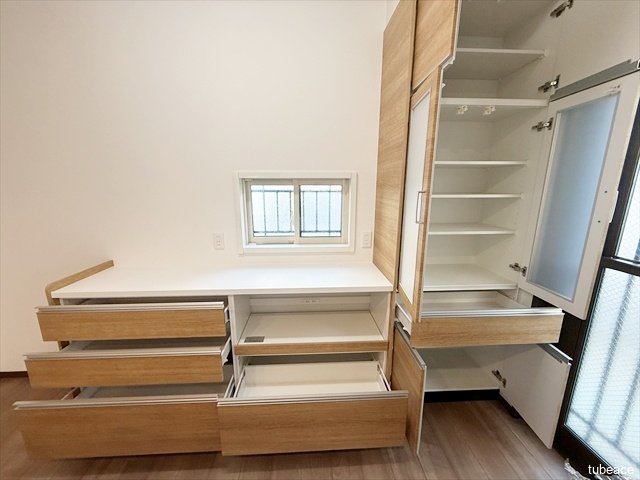 キッチンの背面には新設のカップボードがございます。食器を綺麗に収納しておくことが出来ますね。