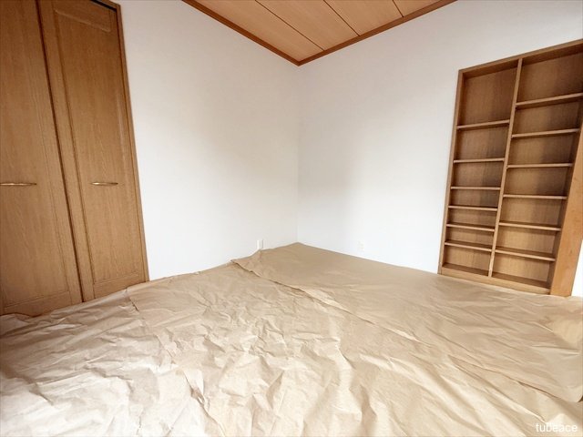 リビングに隣接する形で５帖の和室がございます。