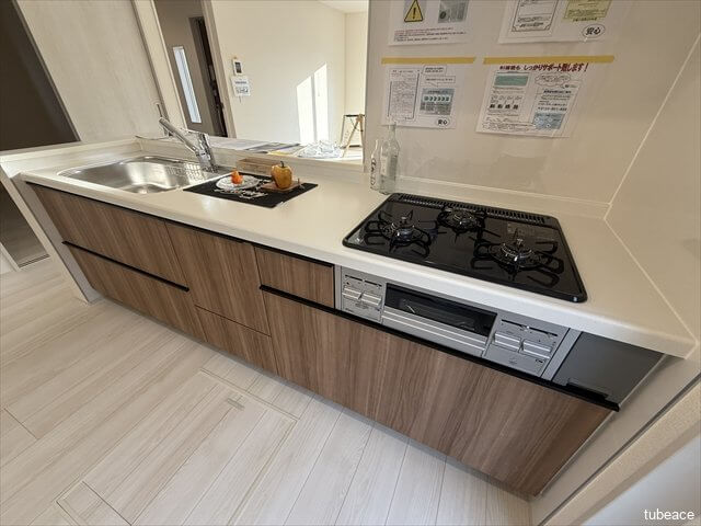 その視線に気づいてみんながそわそわしだす姿が目に浮かびますね。