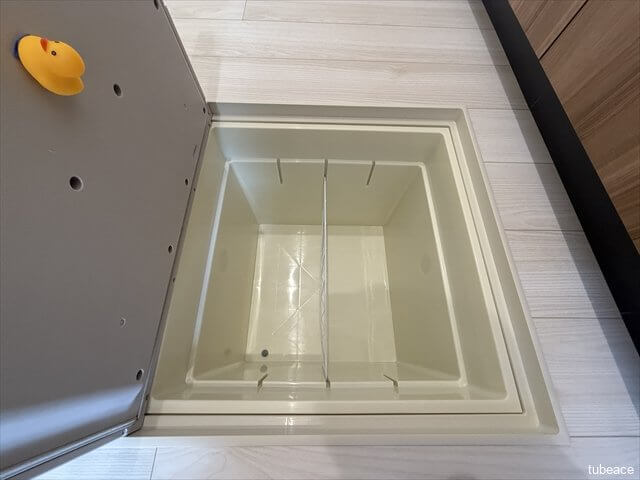 お子さんに内緒の大人だけのお菓子はこの床下収納へ。（一度バレると覚えられて厄介です）