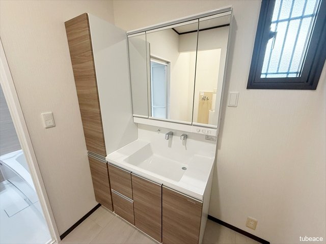 洗面台も新品が入っています。鏡も大きく収納も多いので使いやすいかなと思います。