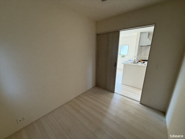 電気がついていなくて暗いですが、リビングに隣接する形で３．７５帖の洋室がございます。