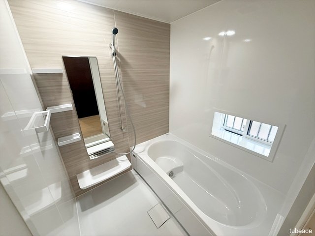 こちらの新品のお風呂です。こんなお風呂に毎日浸かれたら１日の疲れも吹っ飛びますね。あ、いやダジャレを言ったつもりはありませんよ。たまたまです。